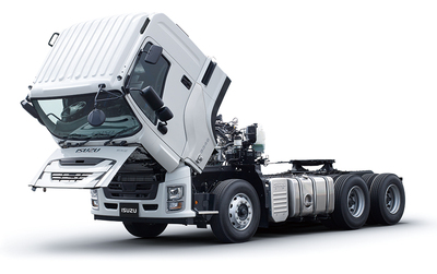 发动机舱的维修保养方便性（电动倾斜驾驶室机构具有较大的驾驶室倾斜角度，因此即使是发动机舱的后部也可以轻松接近，这在以前是很难检查的。这有利于发动机和变速箱的维护。）